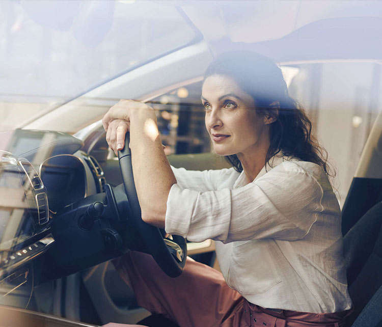 Жінка за кермом автомобіля