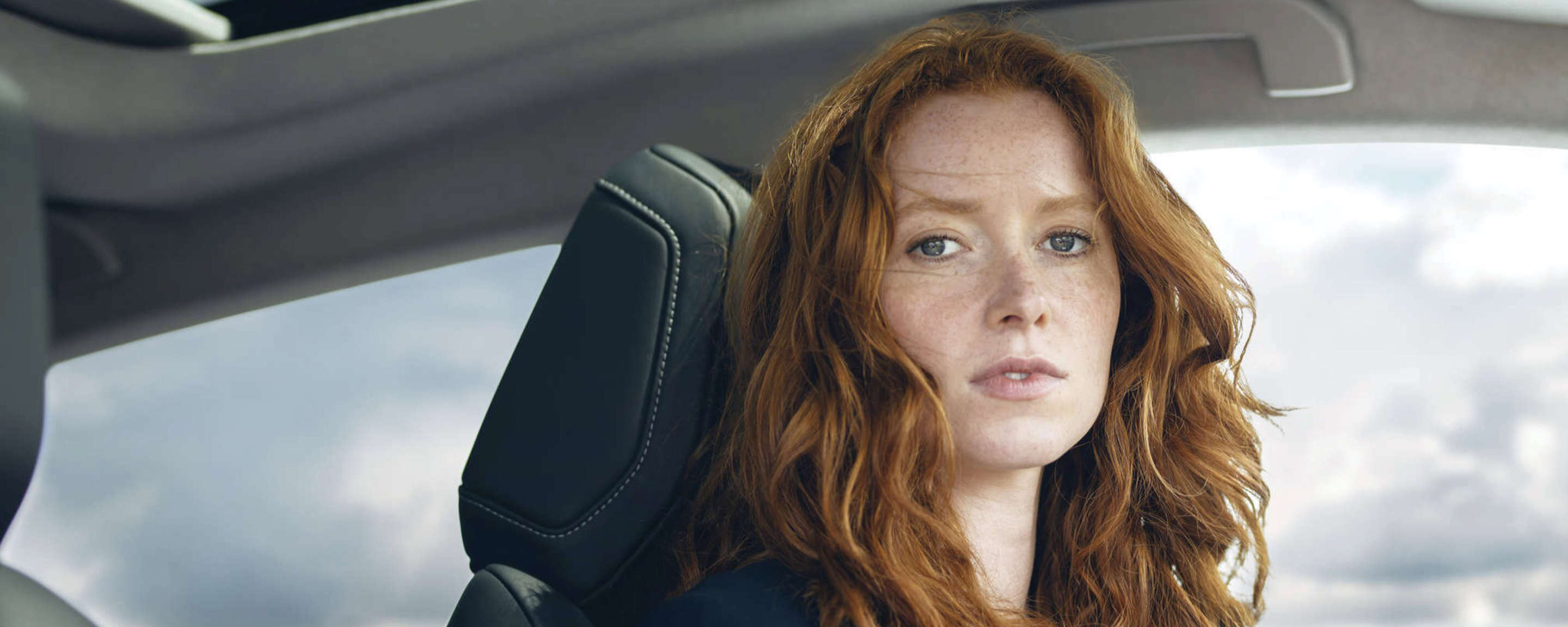 Жінка за кермом автомобіля CITROËN