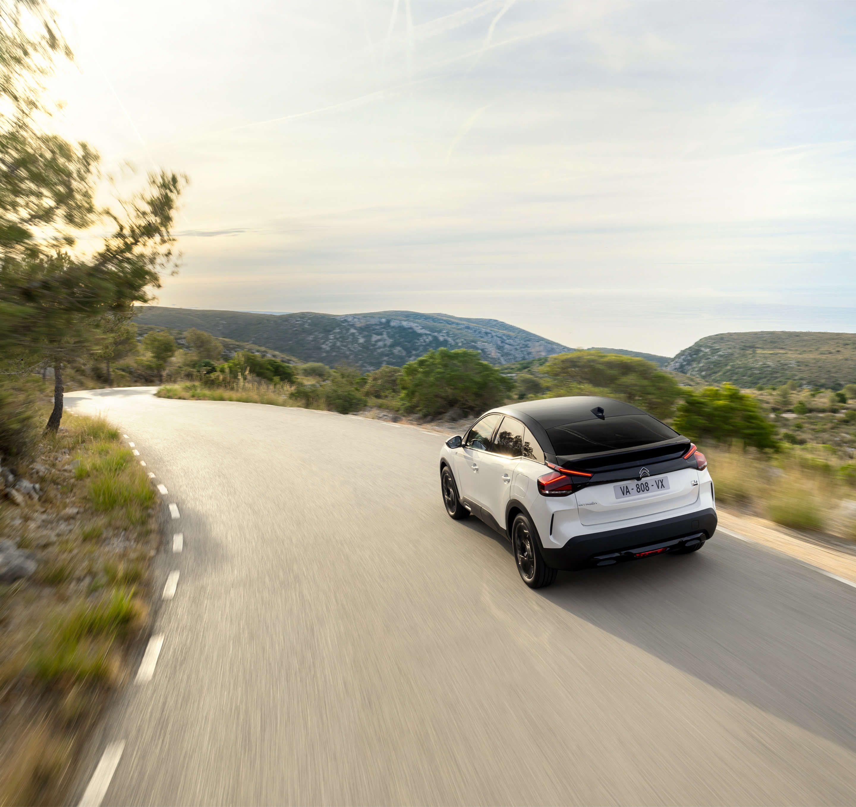 Citroën C4 X їде по трасі за містом
