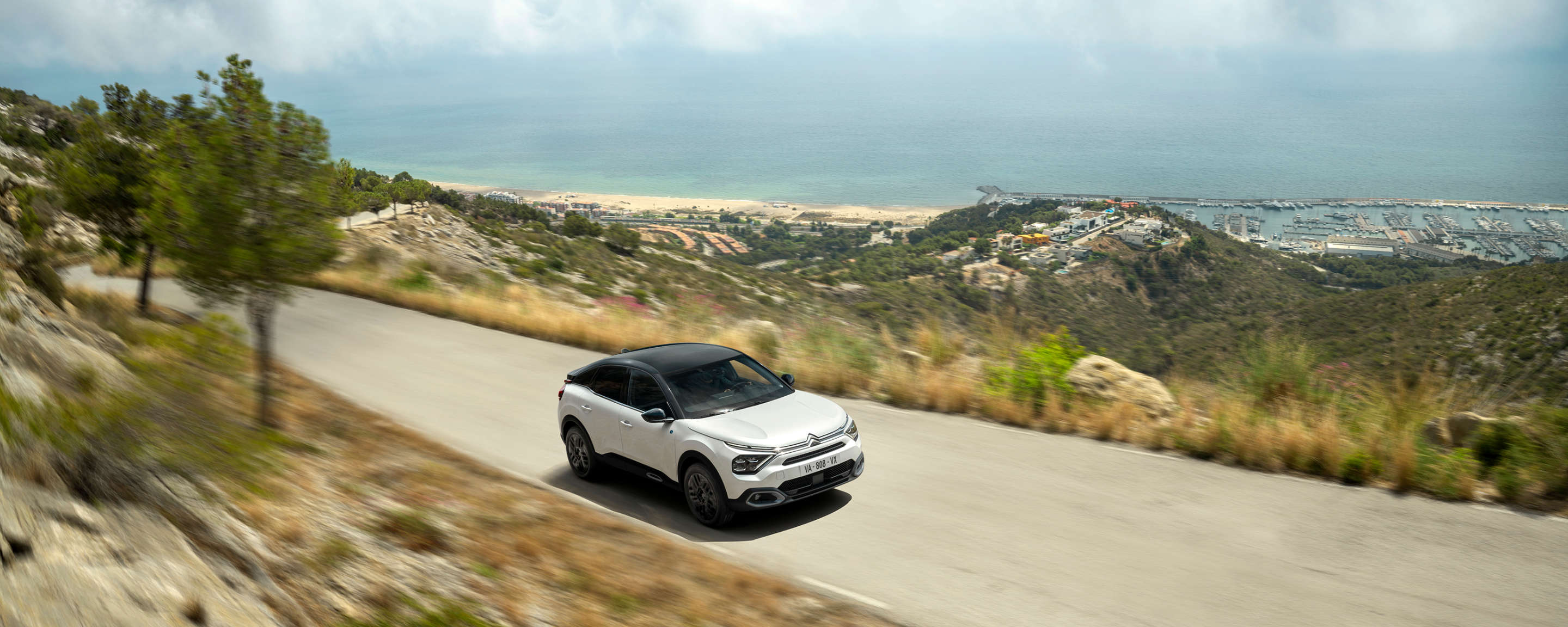 Citroën C4 X іде по трасі над морем