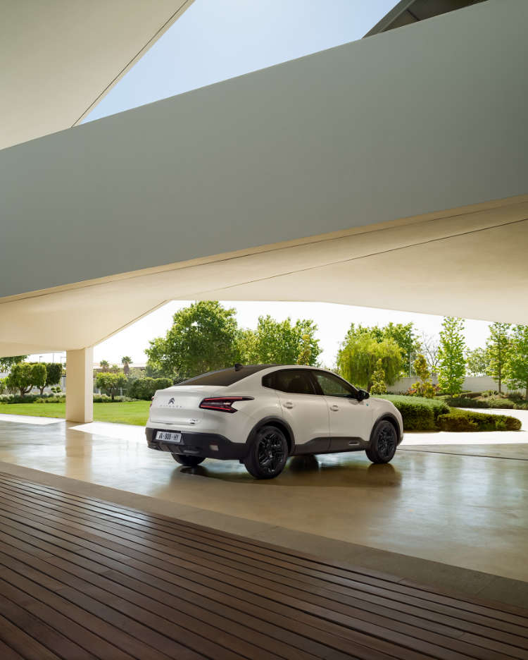 Citroën ë-C4 під навісом