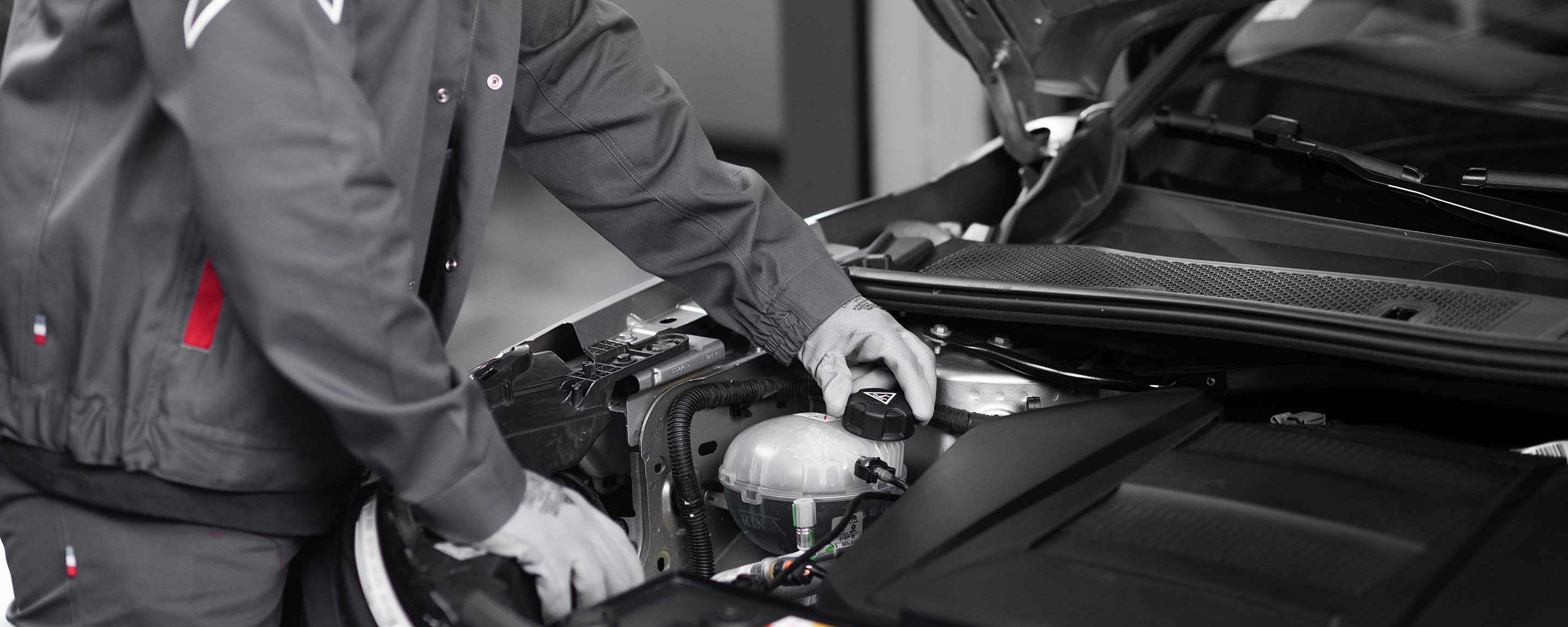 Технічний фахівець виконує регламентні роботи на автомобілі Citroën