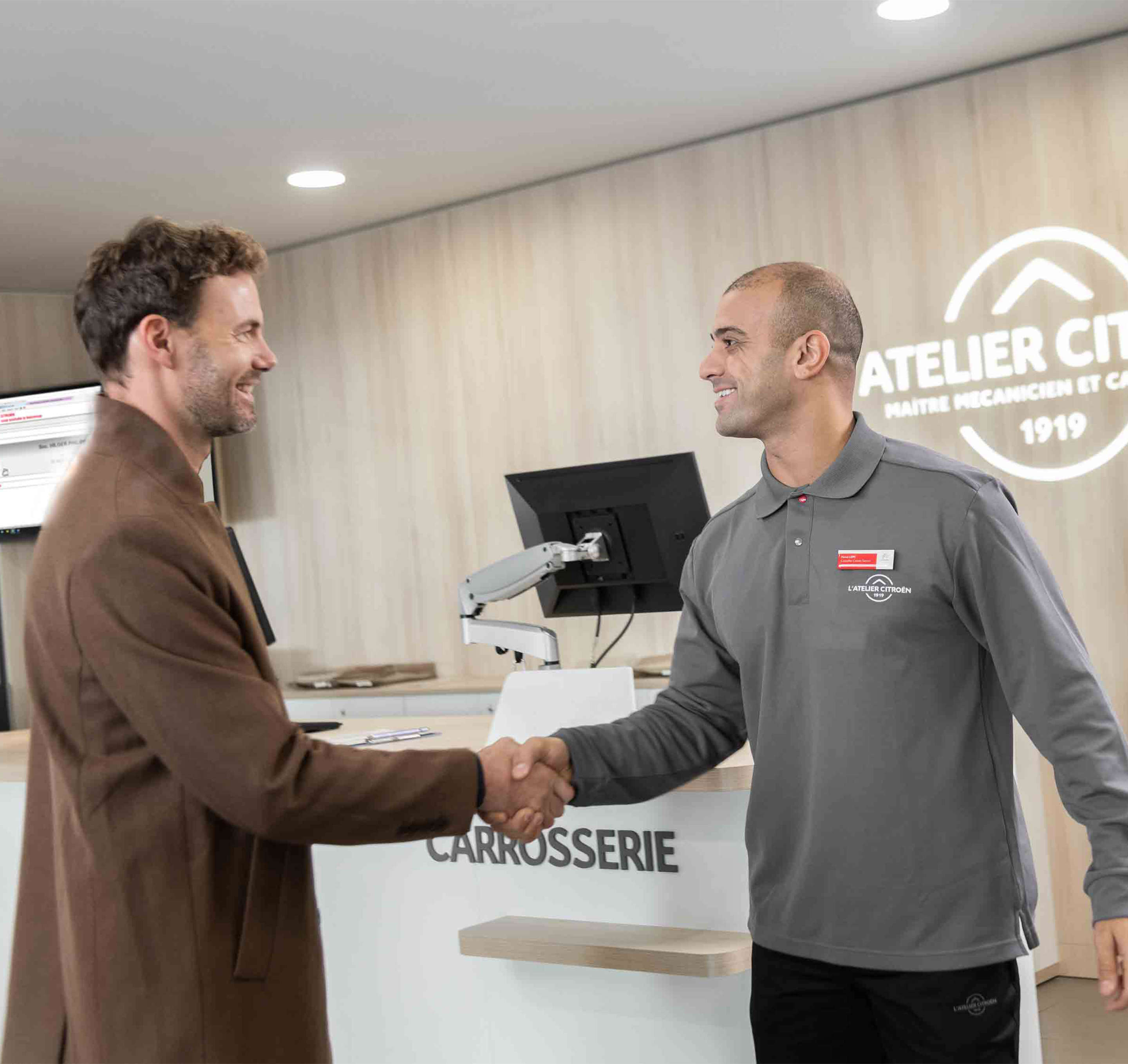 Клієнт і сервісний консультант вітаються на СТО