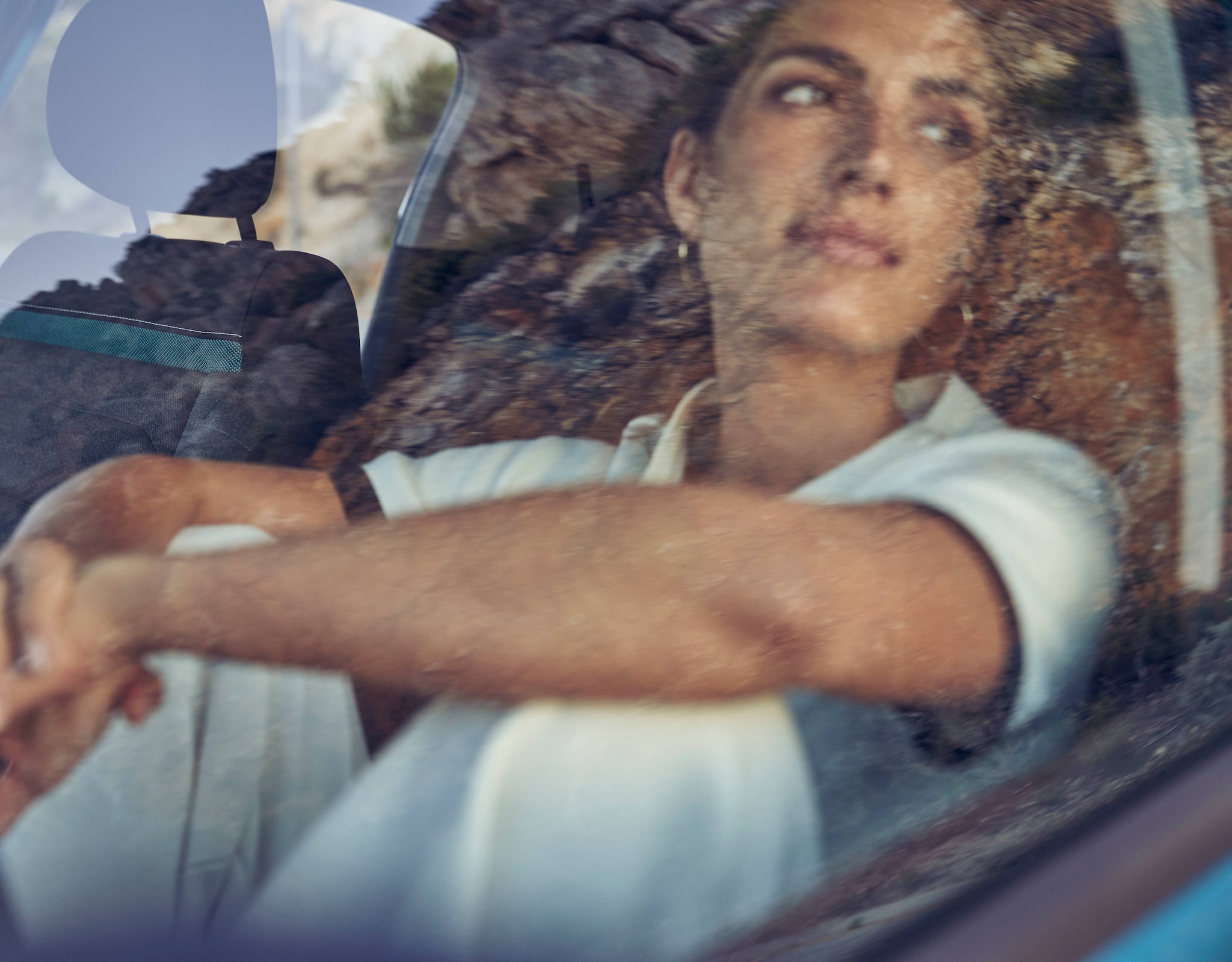 Жінка у салоні автомобіля