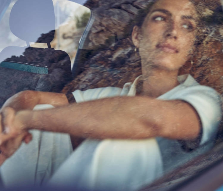 Жінка у салоні автомобіля