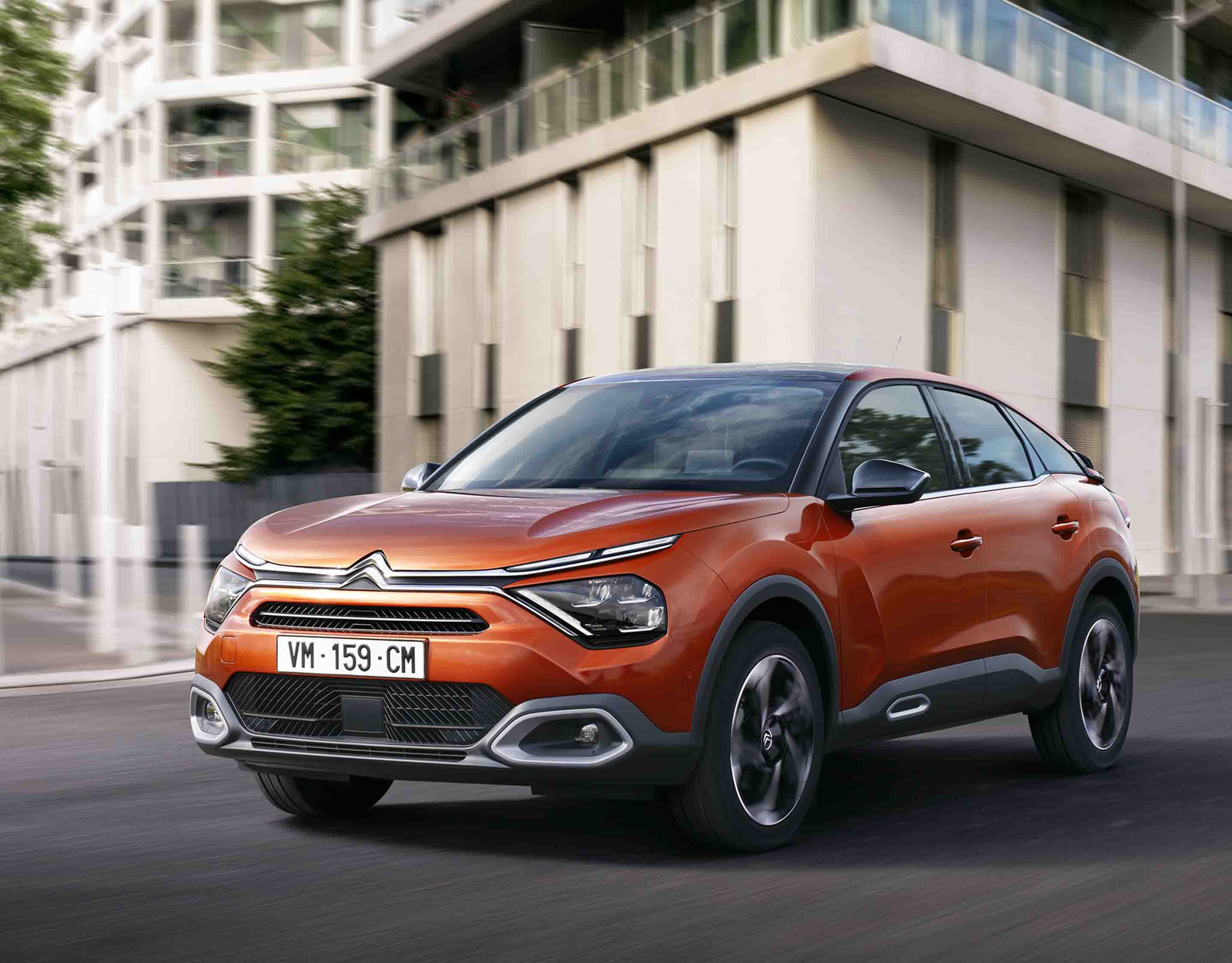 Citroen C4 оранжевого кольору, вигляд спереду з лівого боку