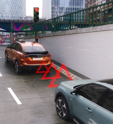 Електричний Citroën C4 на пагорбі позаду Citroën C4