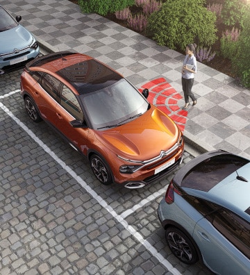 Жінка підходить до Citroën C4