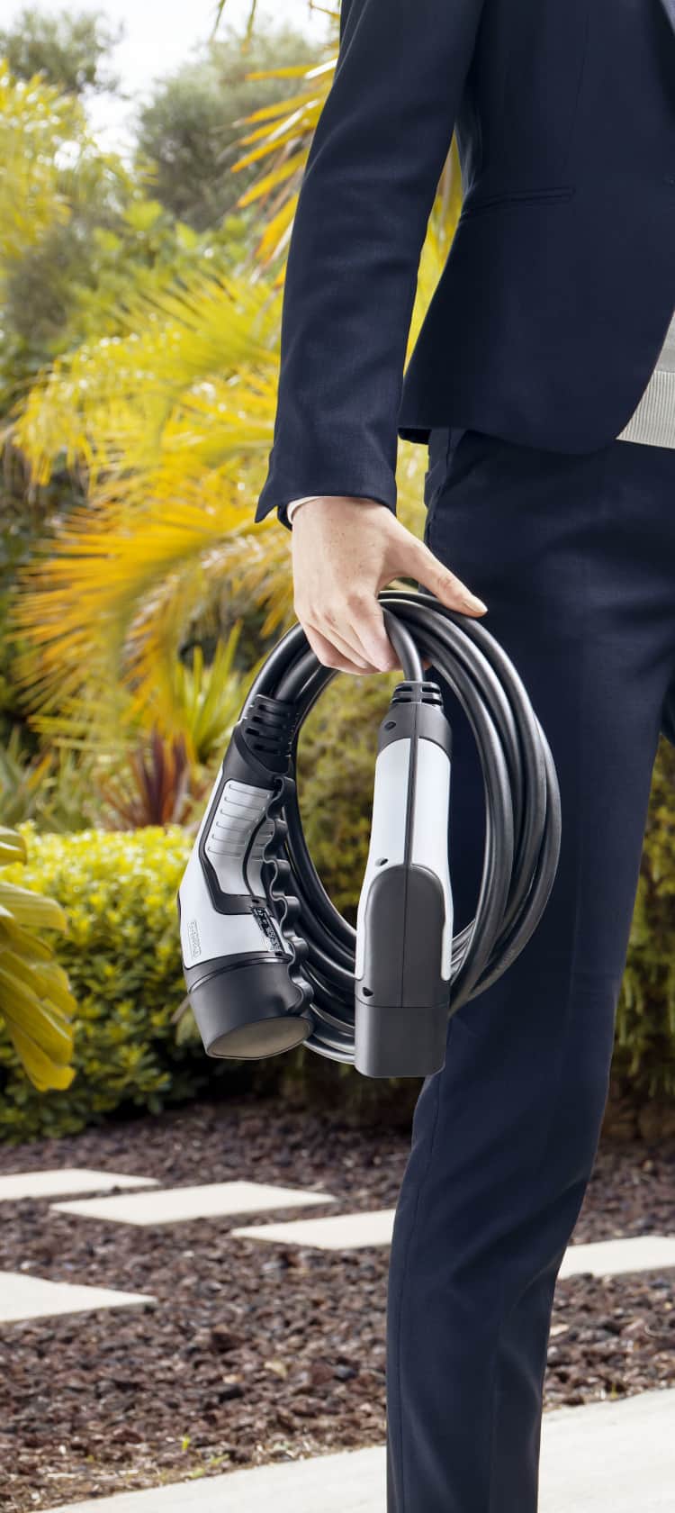 Чоловік з електричним зарядним кабелем біля Citroen e-C4