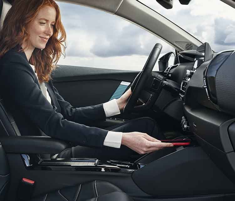 Жінка у салоні автомобіля