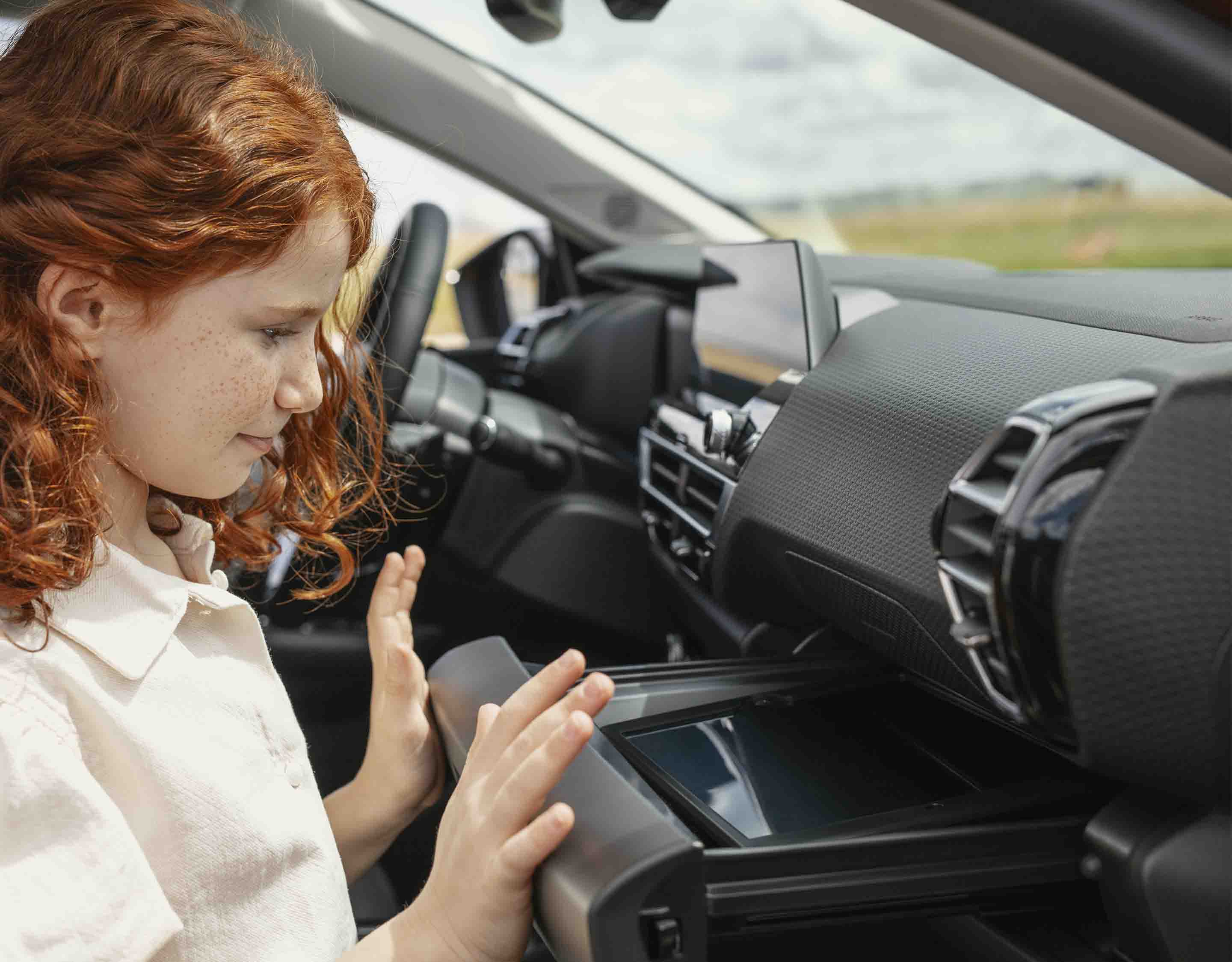 Дівчина висуває тримач для планшета у салоні Citroen C4