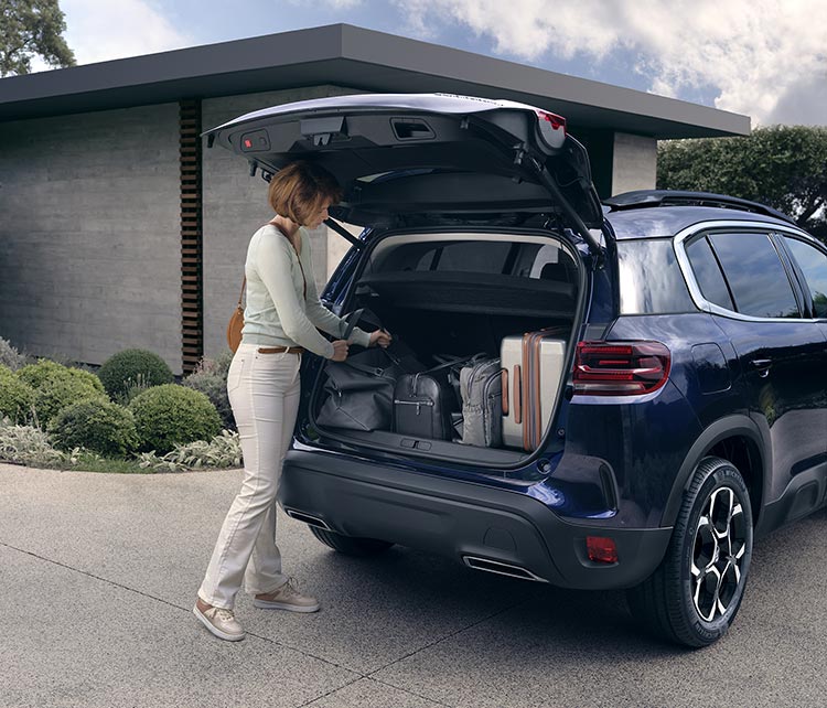 Жінка біля автомобіля