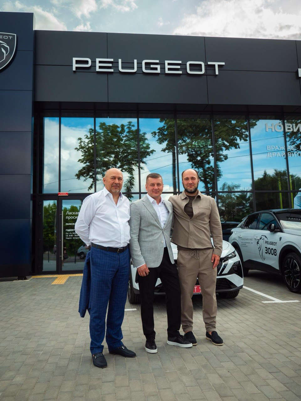 Керівники дилерського центру CITROËN у Житомирі біля входу в автосалон