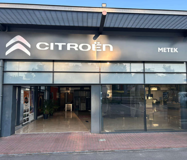 Фасад автосалону Citroën «Метек» у Чернігові
